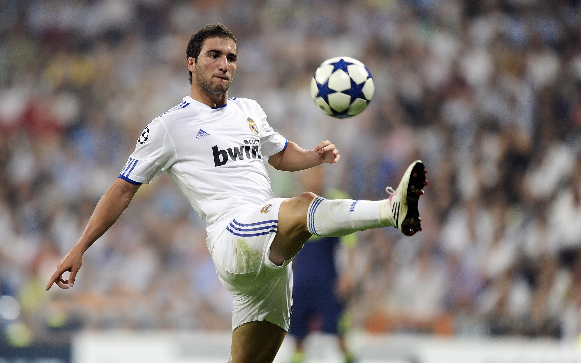 -“德甲焦点战：领头羊遭遇强队挑战”，法甲领头羊